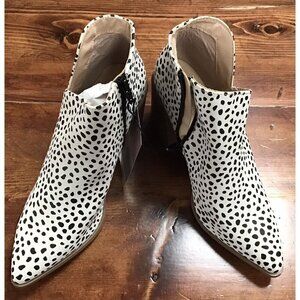 Woman’s 8 Serra Side Cut Out Boot With A Cool Pattern Statement Piece 🤩